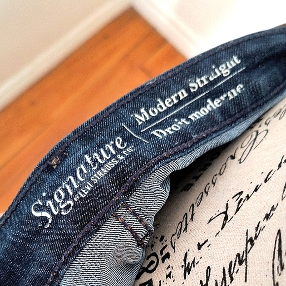 Levi's Signature Women's Blue Jeans. Mid Rise. Classic. Size 32. Great Condition - Picture 2 of 4